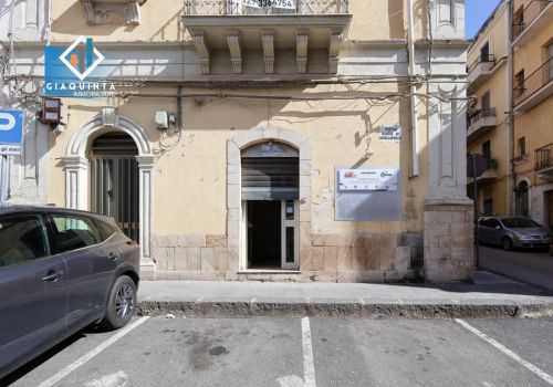 BOTTEGA / UFFICIO 75 MQ CON DOPPIA VETRINA / P.ZZA MARIA AUSILIATRICE – PALAGONIA. – Rif. SCRSLV2025A